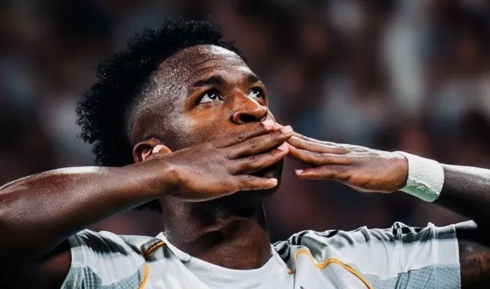 Vinicius từng suýt nhận Quả Bóng Vàng tại Nhà hát Châtelet ở Paris, hình ảnh cho thấy áp lực truyền thông và kỳ vọng lớn.