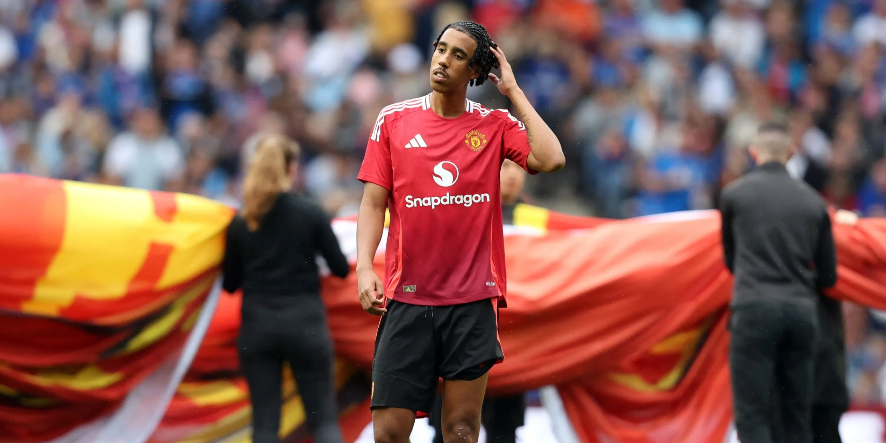 Yoro trong một pha không chiến, biểu tượng trung vệ trẻ đầy tiềm năng của Man Utd