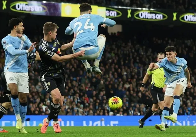 Foden đánh cắp 3 điểm trọn vẹn cho Man City