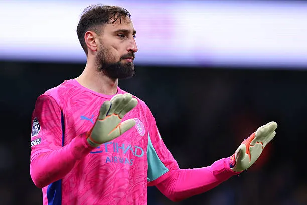 Gianluigi Donnarumma có tình huống giả bị chấn thương